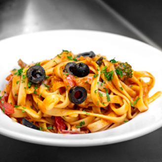 オリーブとトマトのペペロンチーノ
